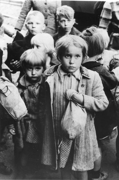 Bundesarchiv_Bild_183-2003-0703-500,_Rückführung_deutscher_Kinder_aus_Polen.jpg